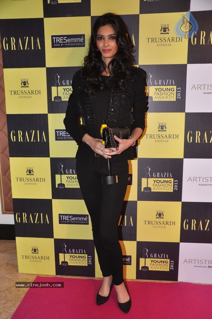 Bolly Celebs at Grazia Young Fashion Awards - 34 / 37 photos