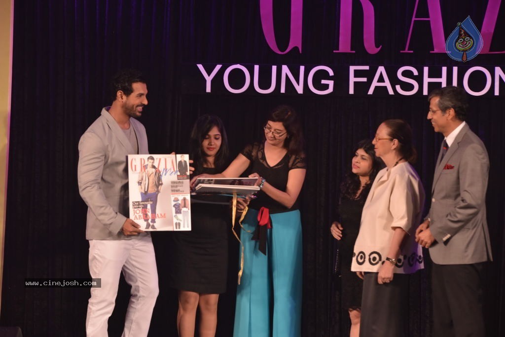 Bolly Celebs at Grazia Young Fashion Awards - 35 / 37 photos