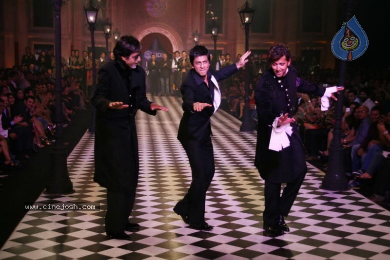 Bolly Celebs at HDIL India Couture Week Day 2 - 18 / 109 photos