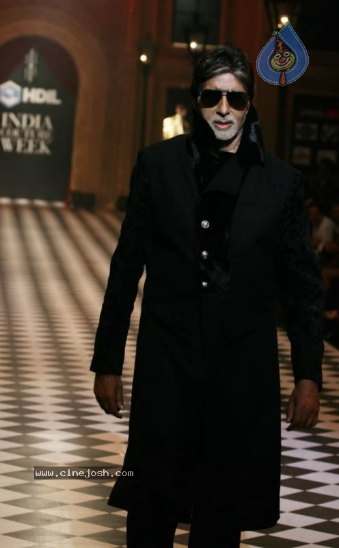 Bolly Celebs at HDIL India Couture Week Day 2 - 23 / 109 photos