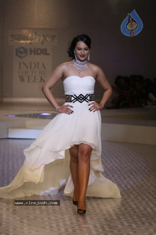 Bolly Celebs at HDIL India Couture Week Day 2 - 92 / 109 photos