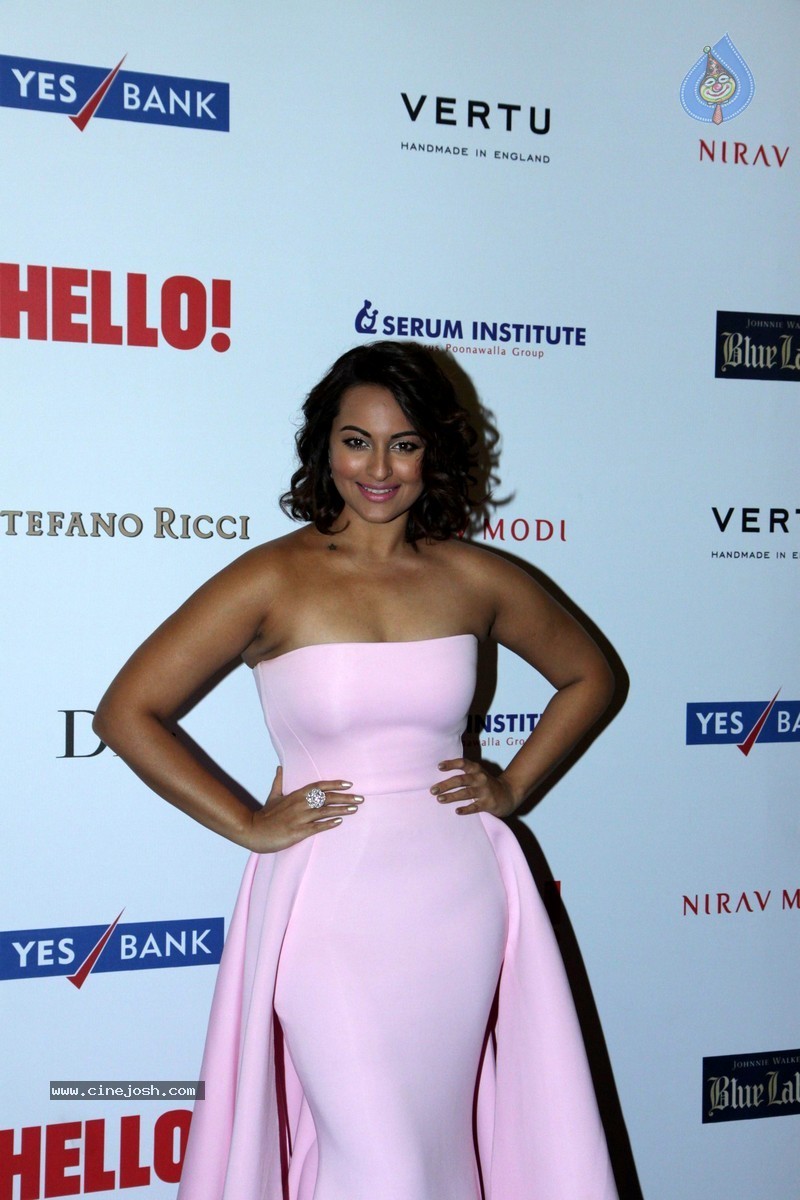 Bolly Celebs at Hello! Hall of Fame Awards - 13 / 152 photos