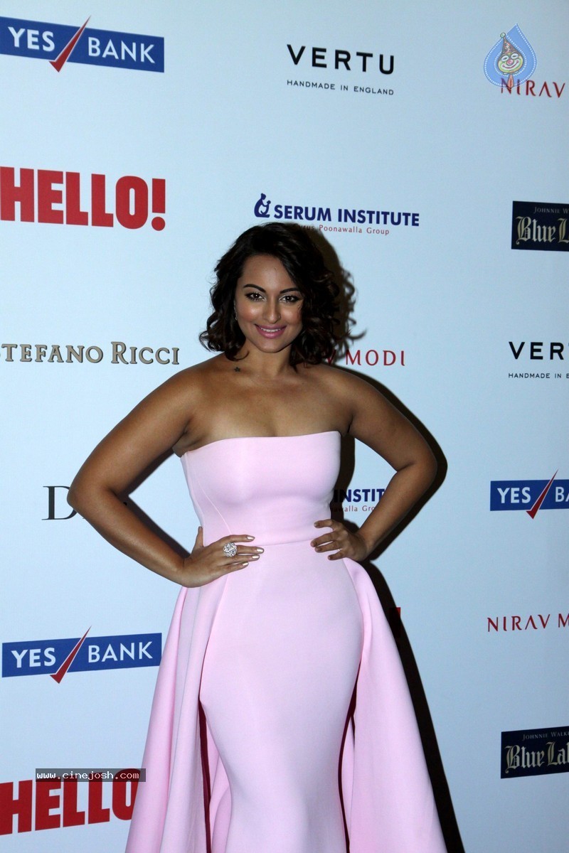 Bolly Celebs at Hello! Hall of Fame Awards - 128 / 152 photos