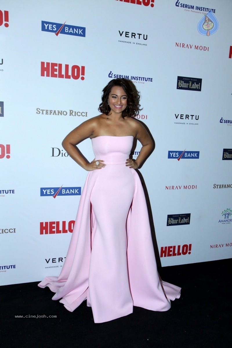 Bolly Celebs at Hello! Hall of Fame Awards - 142 / 152 photos
