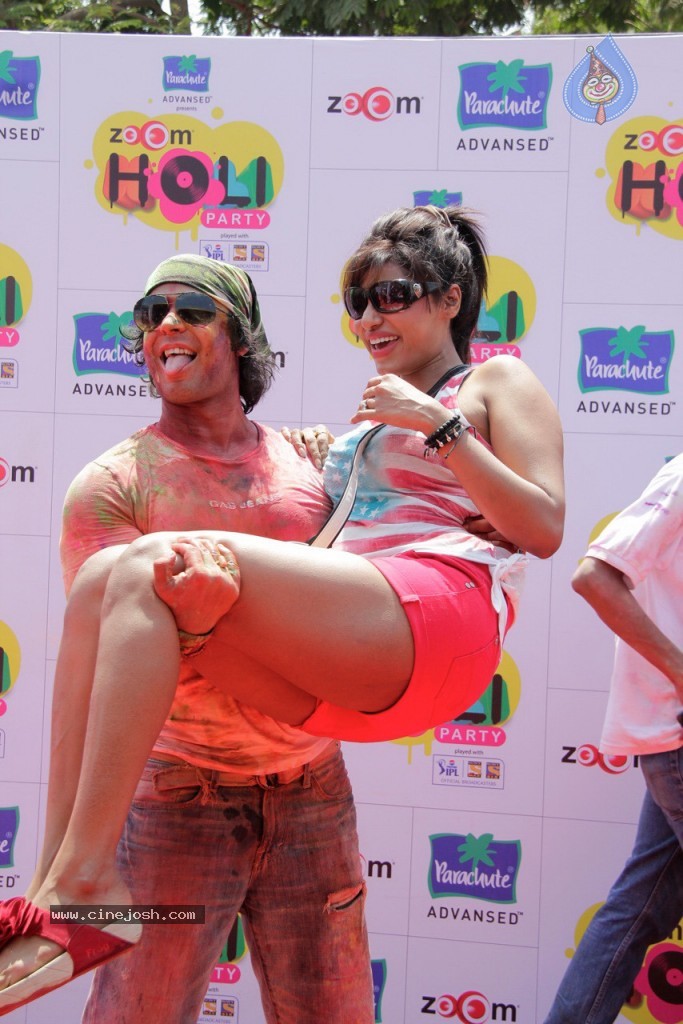 Bolly Celebs at Holi Celebrations - 31 / 103 photos