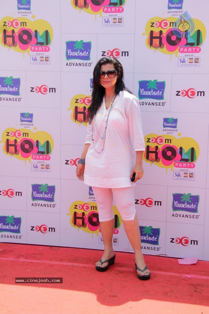 Bolly Celebs at Holi Celebrations - 35 / 103 photos