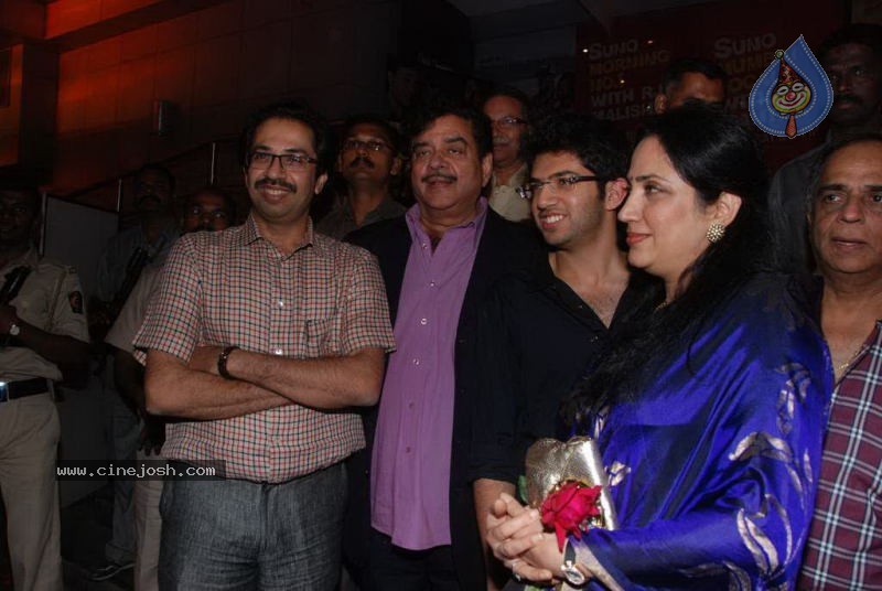 Bolly Celebs at Hum Dono Movie Premiere - 40 / 132 photos