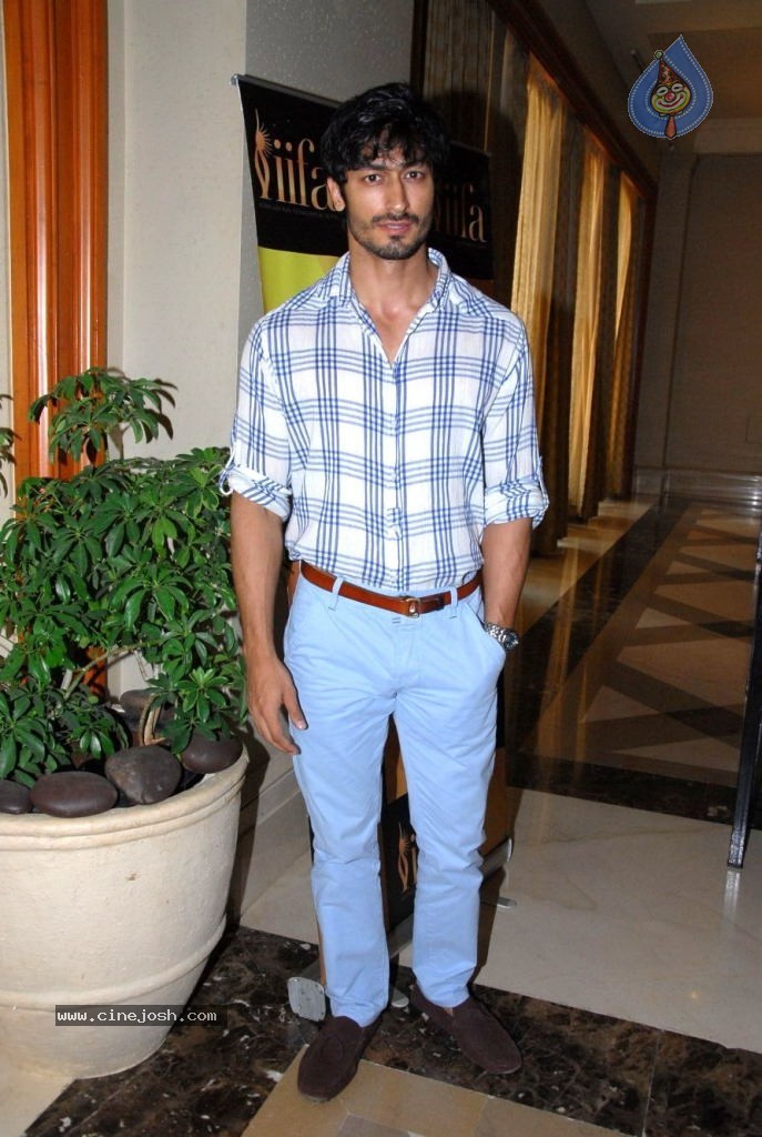 Bolly Celebs at IIFA 2012 Voting Weekend - 12 / 39 photos