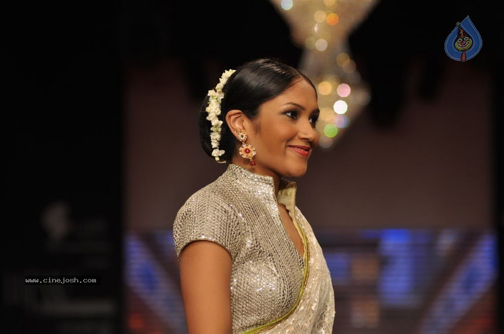 Bolly Celebs at IIJW 2012 Day 1 - 17 / 143 photos