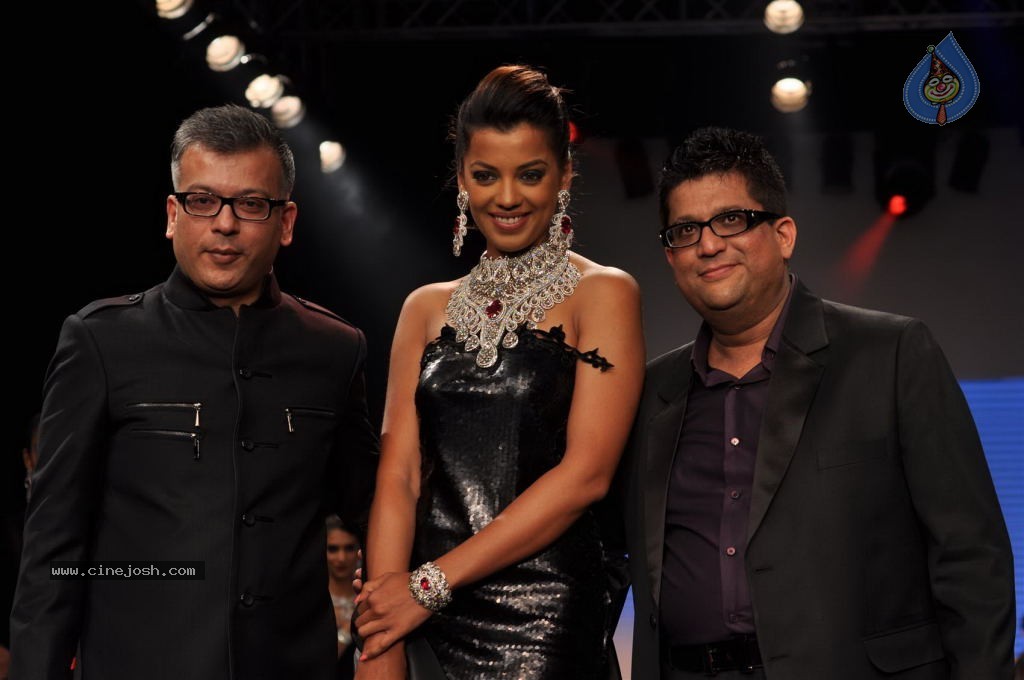 Bolly Celebs at IIJW 2012 Day 1 - 21 / 143 photos