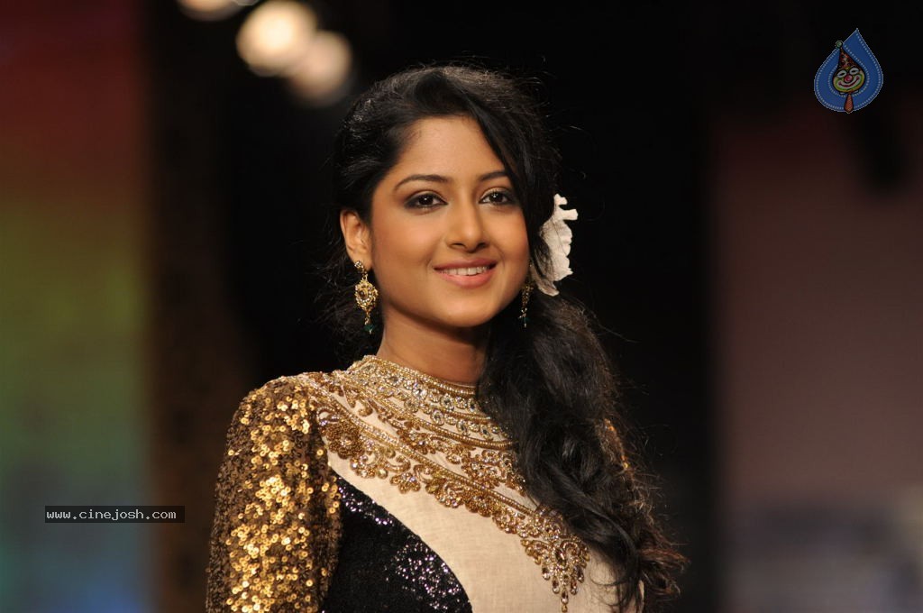 Bolly Celebs at IIJW 2012 Day 1 - 23 / 143 photos