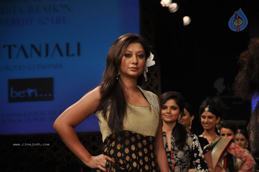 Bolly Celebs at IIJW 2012 Day 1 - 35 / 143 photos