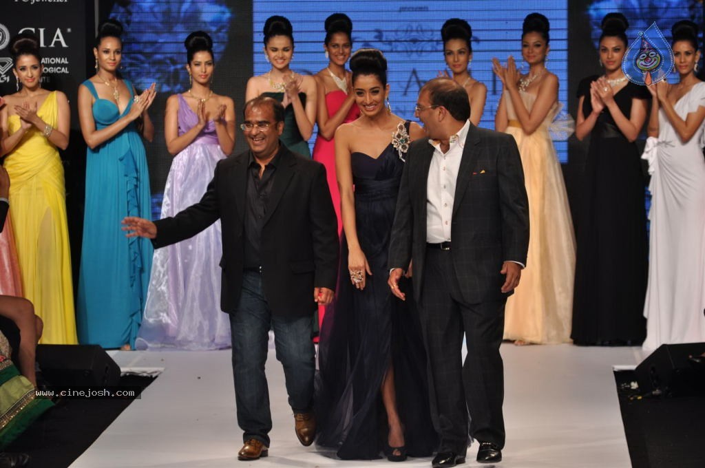 Bolly Celebs at IIJW 2012 Day 1 - 45 / 143 photos