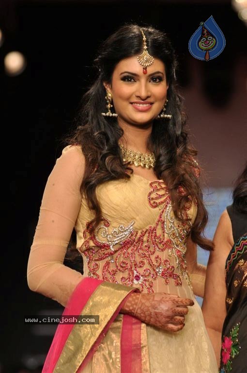 Bolly Celebs at IIJW 2012 Day 1 - 48 / 143 photos