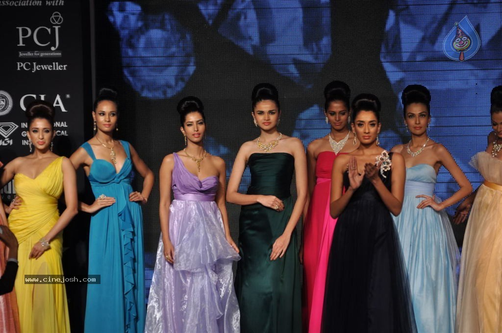 Bolly Celebs at IIJW 2012 Day 1 - 72 / 143 photos