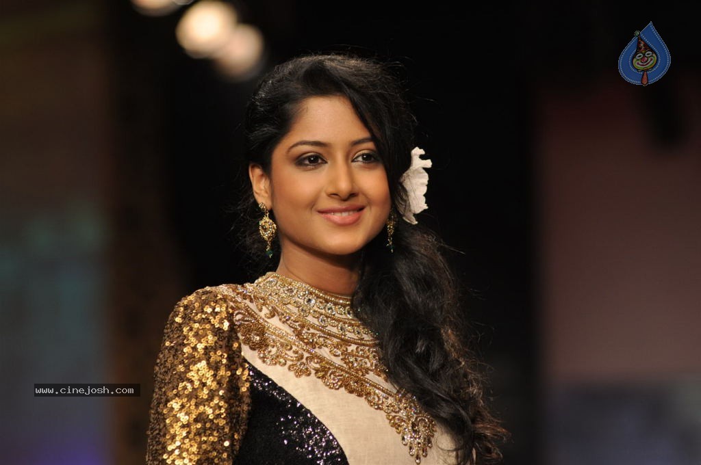 Bolly Celebs at IIJW 2012 Day 1 - 80 / 143 photos