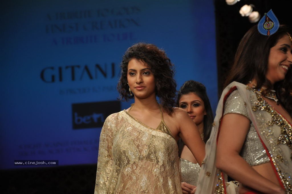 Bolly Celebs at IIJW 2012 Day 1 - 101 / 143 photos
