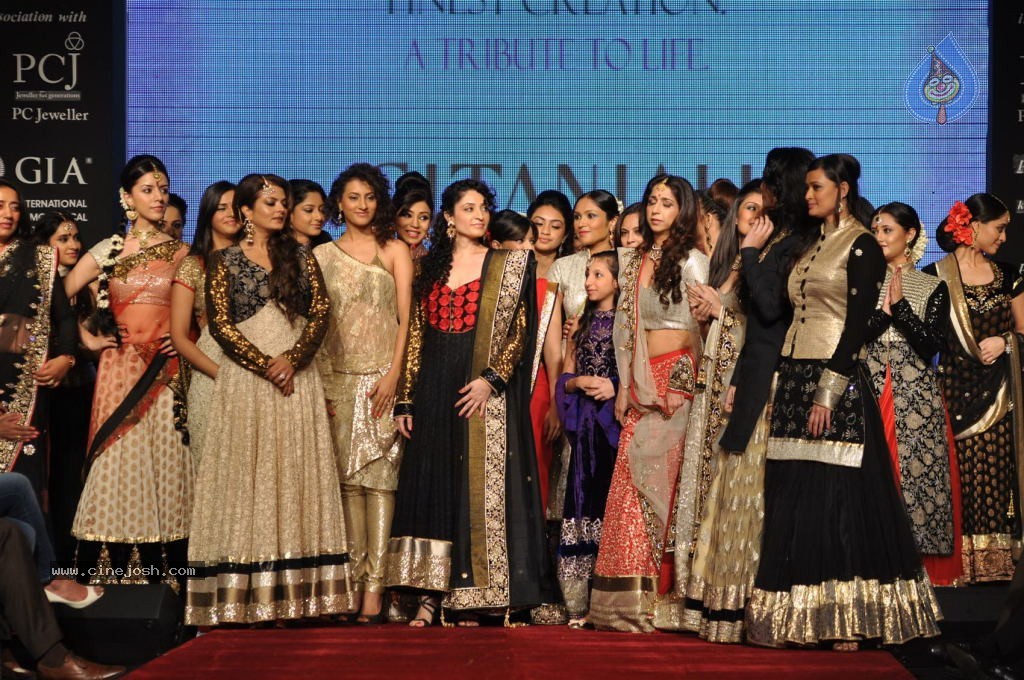 Bolly Celebs at IIJW 2012 Day 1 - 123 / 143 photos