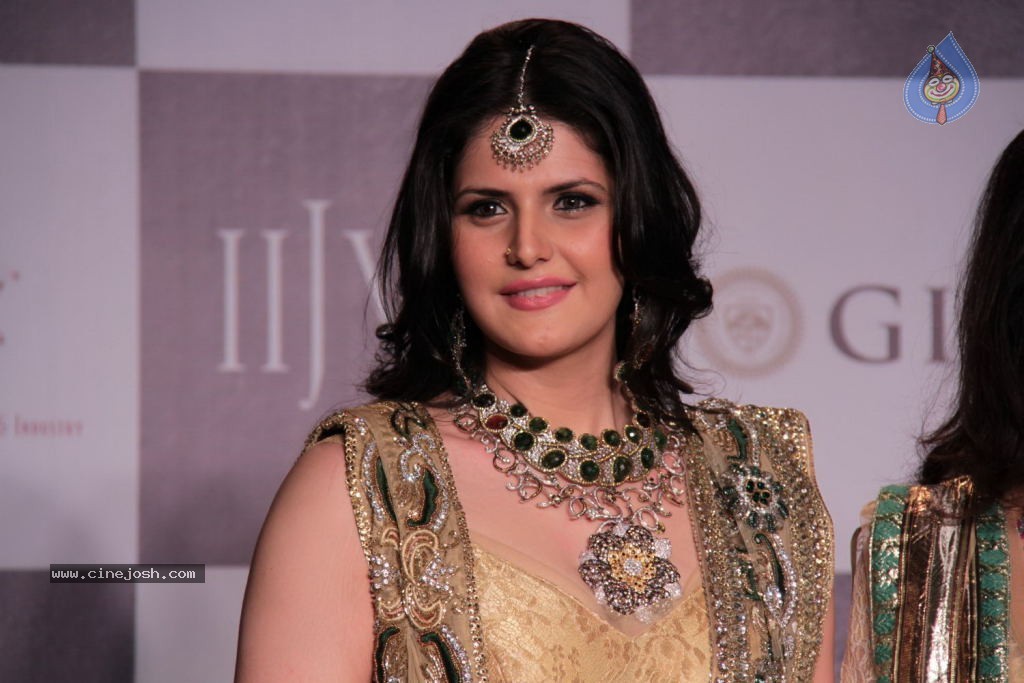 Bolly Celebs at IIJW 2012 Show - 3 / 247 photos