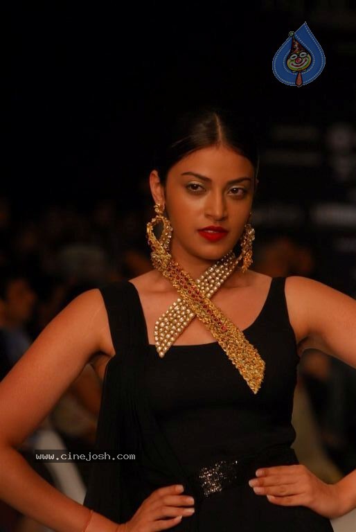 Bolly Celebs at IIJW 2012 Show - 16 / 247 photos