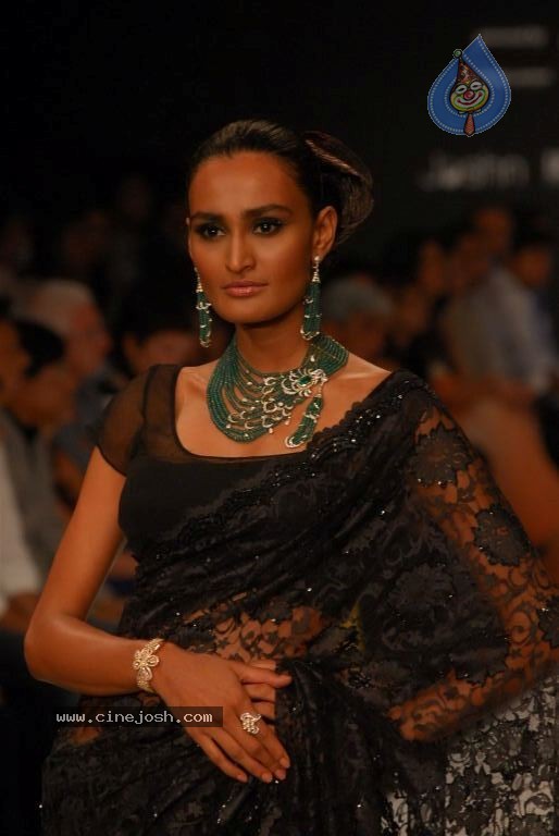Bolly Celebs at IIJW 2012 Show - 26 / 247 photos