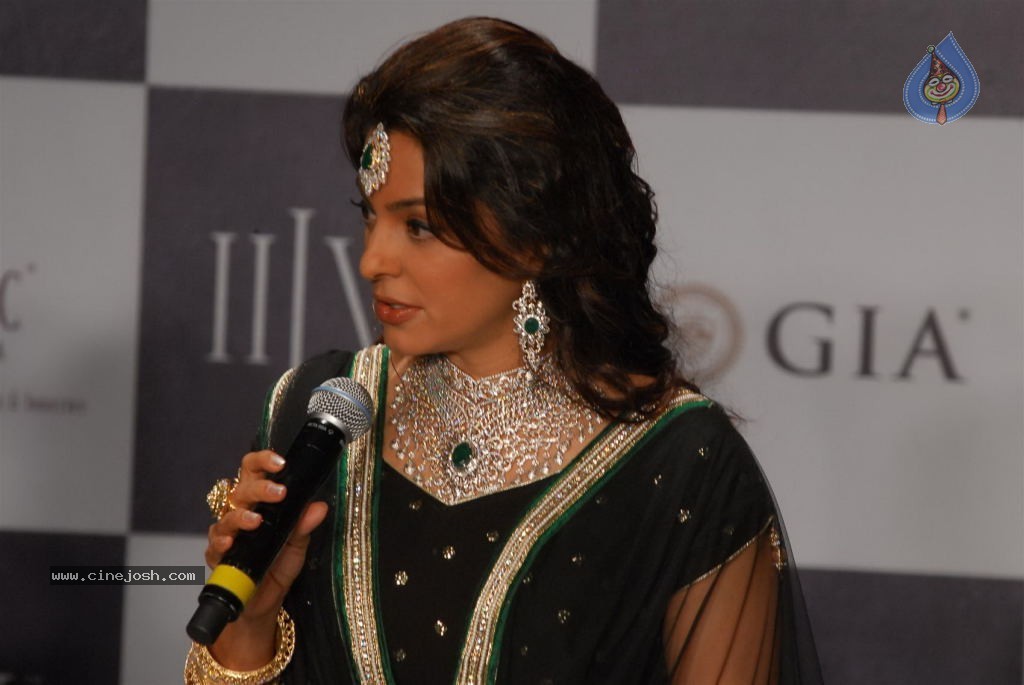 Bolly Celebs at IIJW 2012 Show - 27 / 247 photos