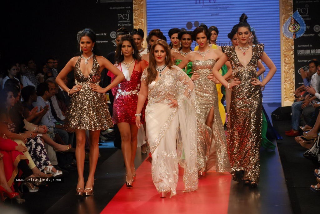 Bolly Celebs at IIJW 2012 Show - 30 / 247 photos