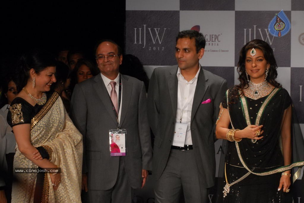 Bolly Celebs at IIJW 2012 Show - 32 / 247 photos