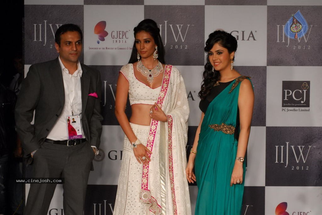 Bolly Celebs at IIJW 2012 Show - 40 / 247 photos