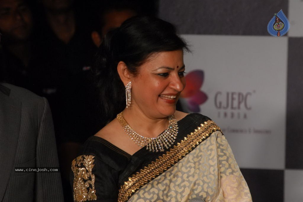 Bolly Celebs at IIJW 2012 Show - 53 / 247 photos