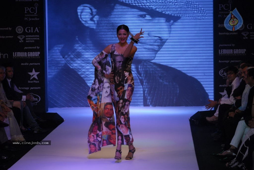 Bolly Celebs at IIJW 2012 Show - 61 / 247 photos