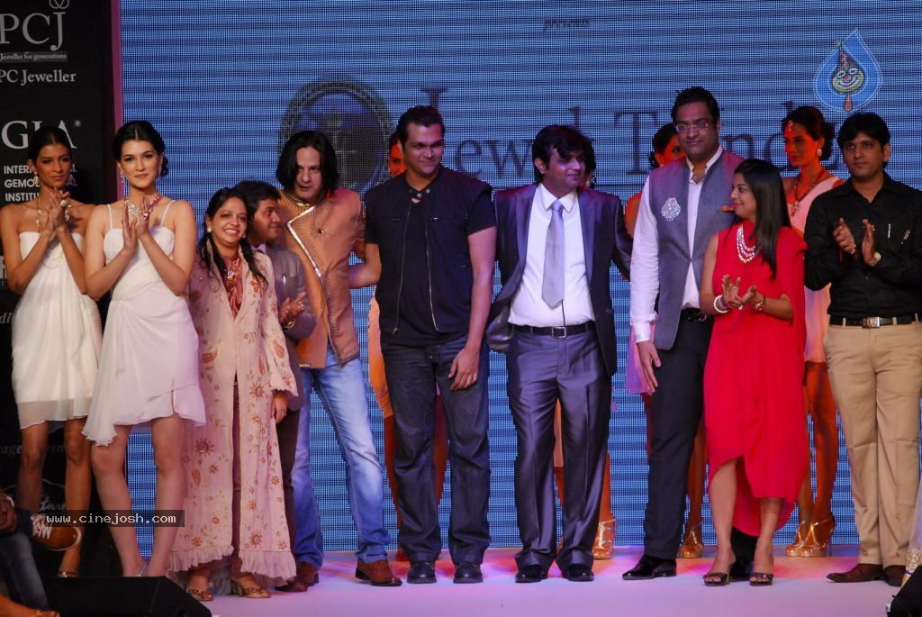 Bolly Celebs at IIJW 2012 Show - 62 / 247 photos