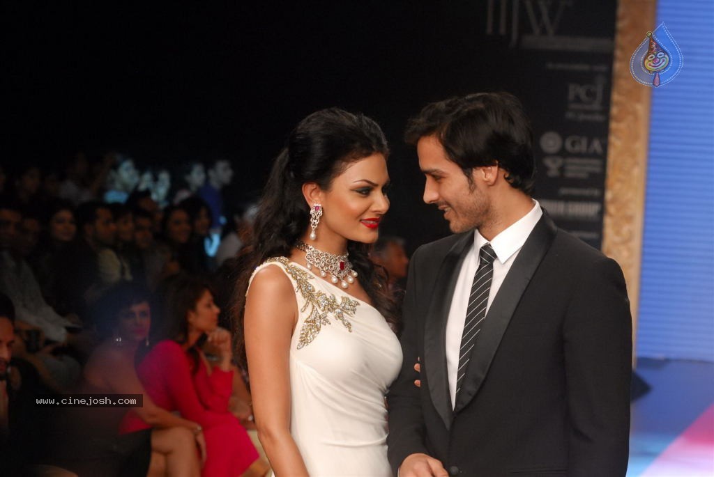 Bolly Celebs at IIJW 2012 Show - 71 / 247 photos