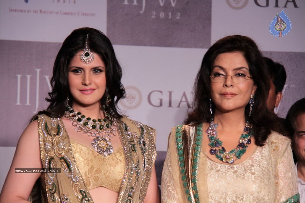 Bolly Celebs at IIJW 2012 Show - 86 / 247 photos