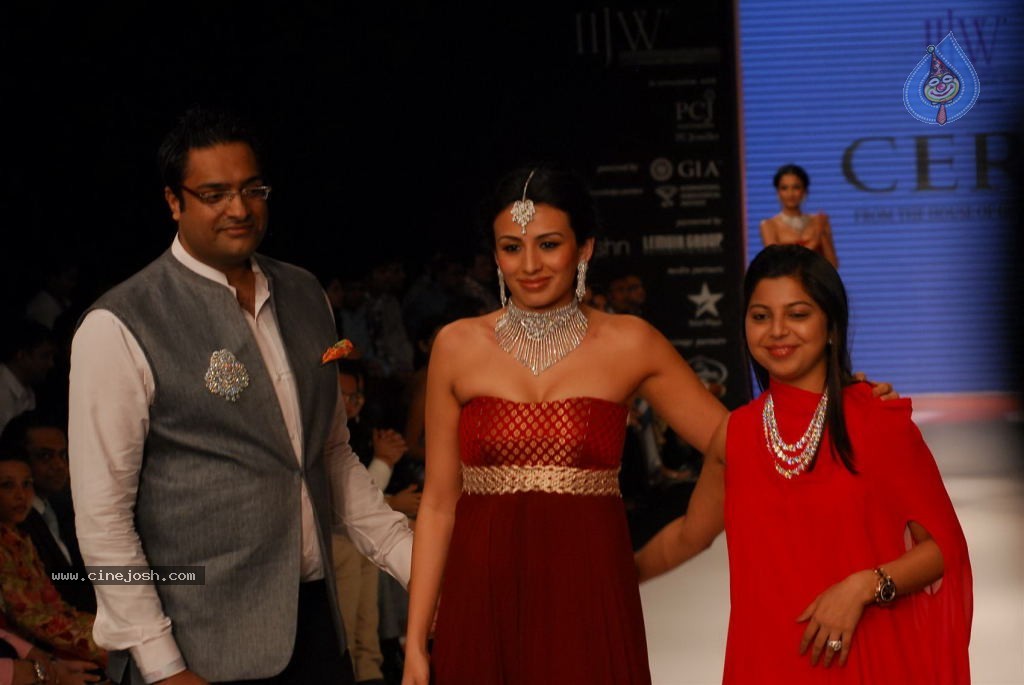 Bolly Celebs at IIJW 2012 Show - 89 / 247 photos