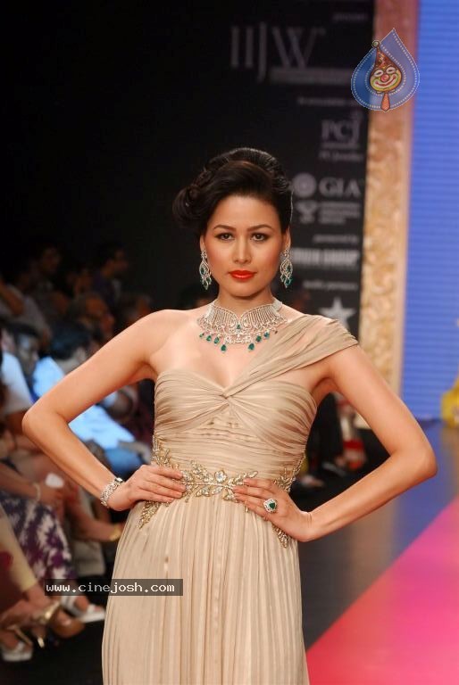 Bolly Celebs at IIJW 2012 Show - 90 / 247 photos