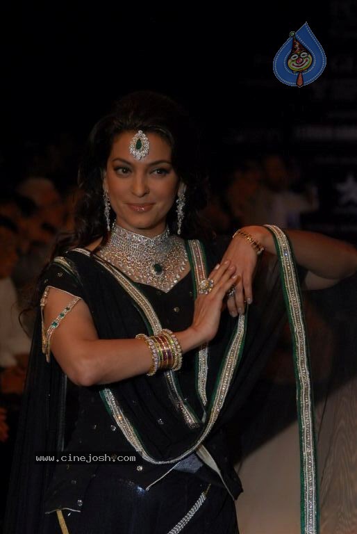 Bolly Celebs at IIJW 2012 Show - 93 / 247 photos