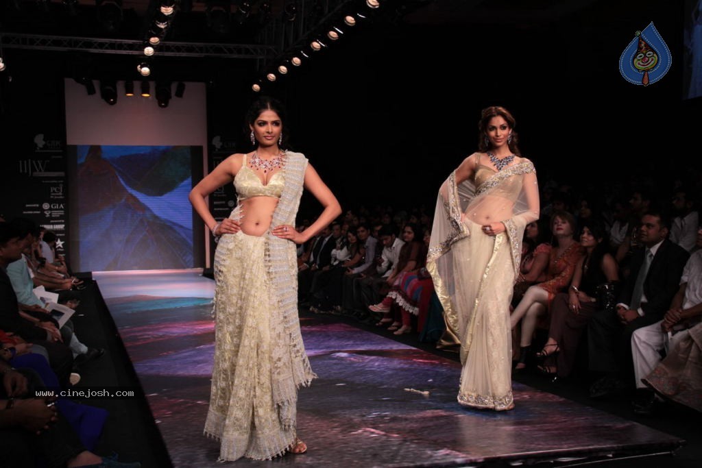 Bolly Celebs at IIJW 2012 Show - 96 / 247 photos