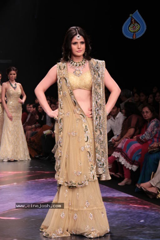 Bolly Celebs at IIJW 2012 Show - 98 / 247 photos