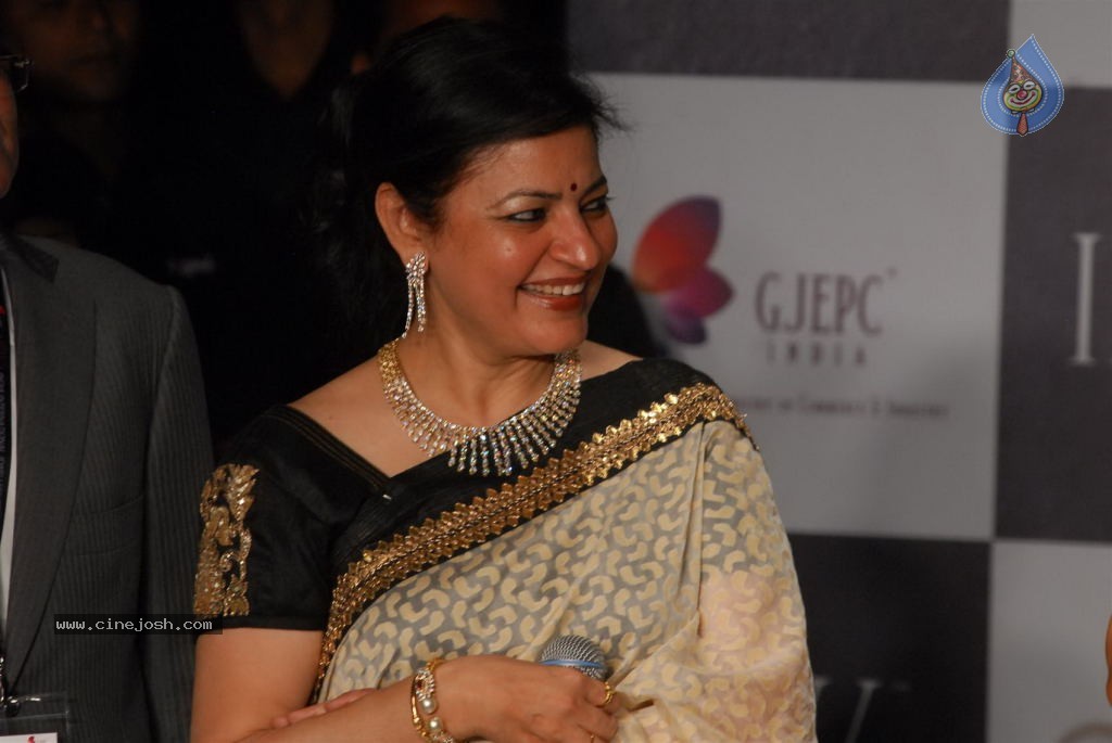 Bolly Celebs at IIJW 2012 Show - 106 / 247 photos