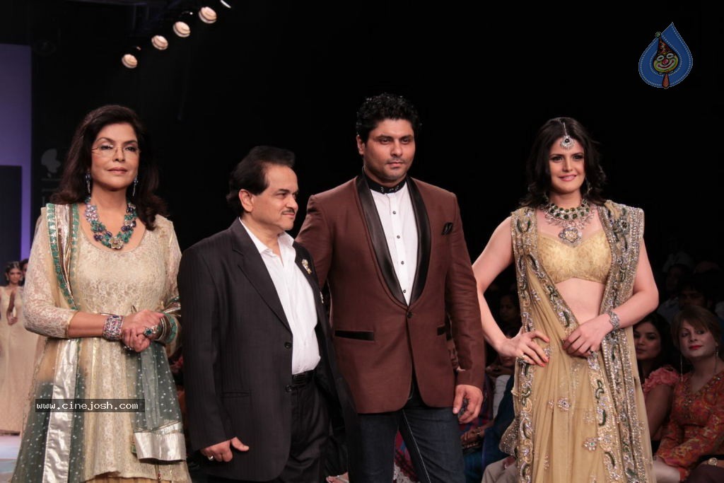 Bolly Celebs at IIJW 2012 Show - 225 / 247 photos