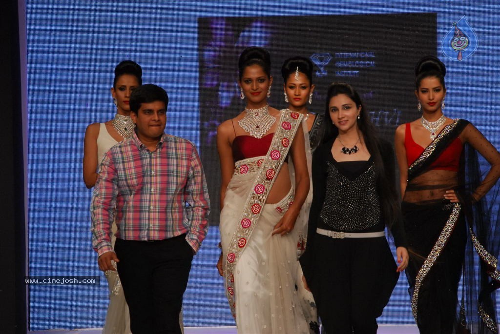 Bolly Celebs at IIJW 2012 Show - 231 / 247 photos