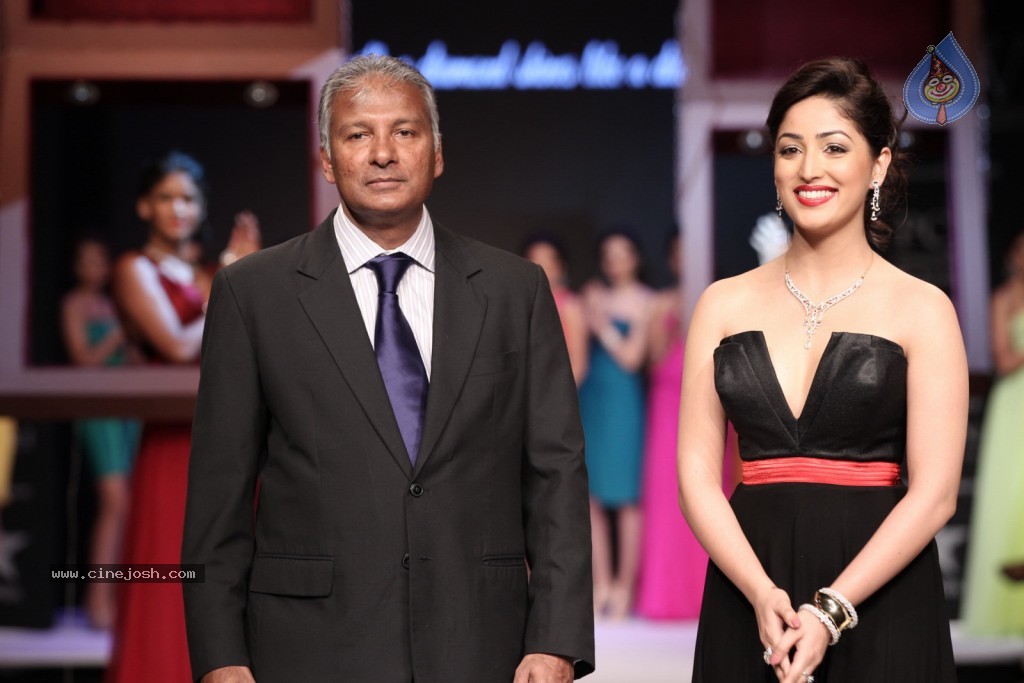 Bolly Celebs at IIJW Delhi 2013 Event - 7 / 54 photos