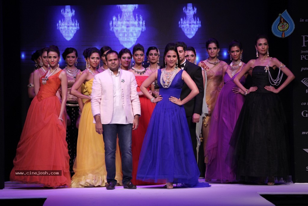 Bolly Celebs at IIJW Delhi 2013 Event - 18 / 54 photos