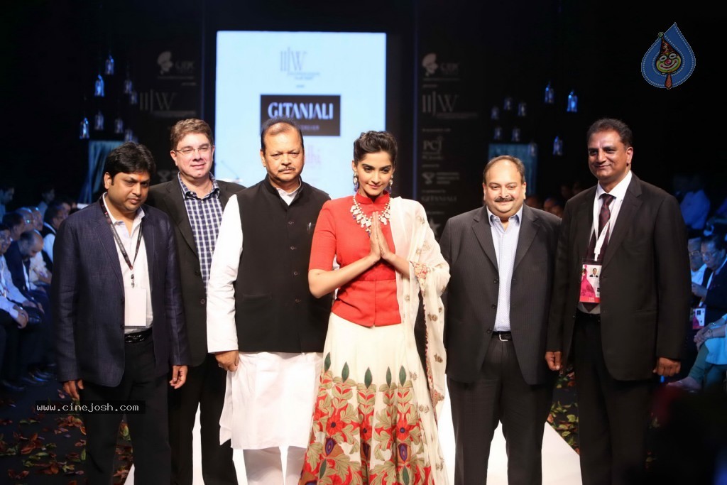 Bolly Celebs at IIJW Delhi 2013 Event - 21 / 54 photos