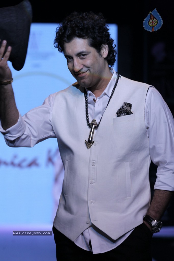 Bolly Celebs at IIJW Delhi 2013 Event - 23 / 54 photos