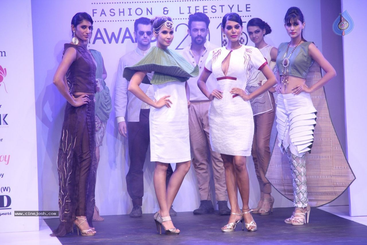 Bolly Celebs at INIFD Fashion Show - 33 / 96 photos