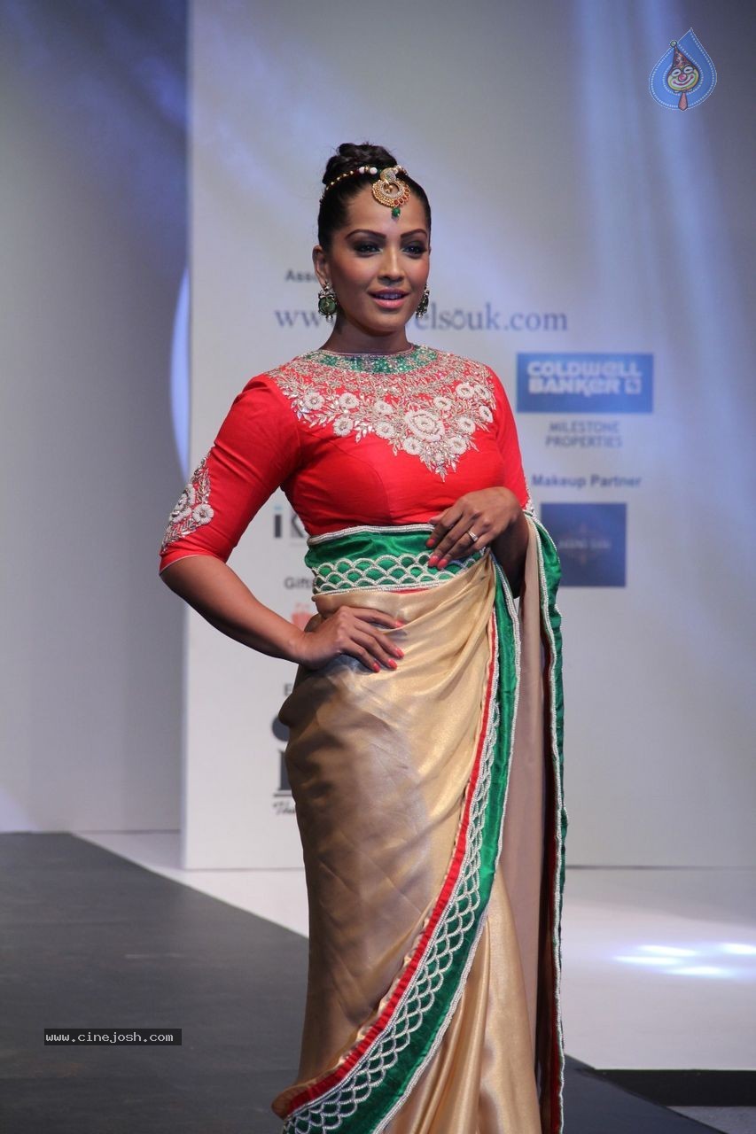 Bolly Celebs at INIFD Fashion Show - 47 / 96 photos