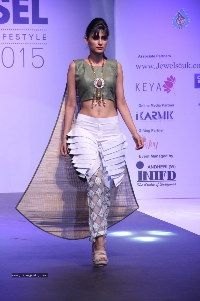 Bolly Celebs at INIFD Fashion Show - 49 / 96 photos