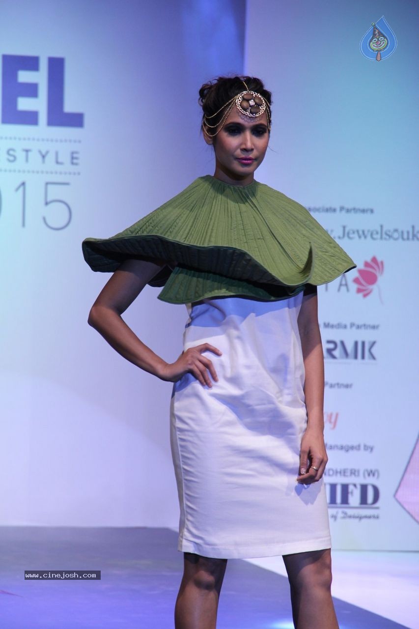 Bolly Celebs at INIFD Fashion Show - 83 / 96 photos